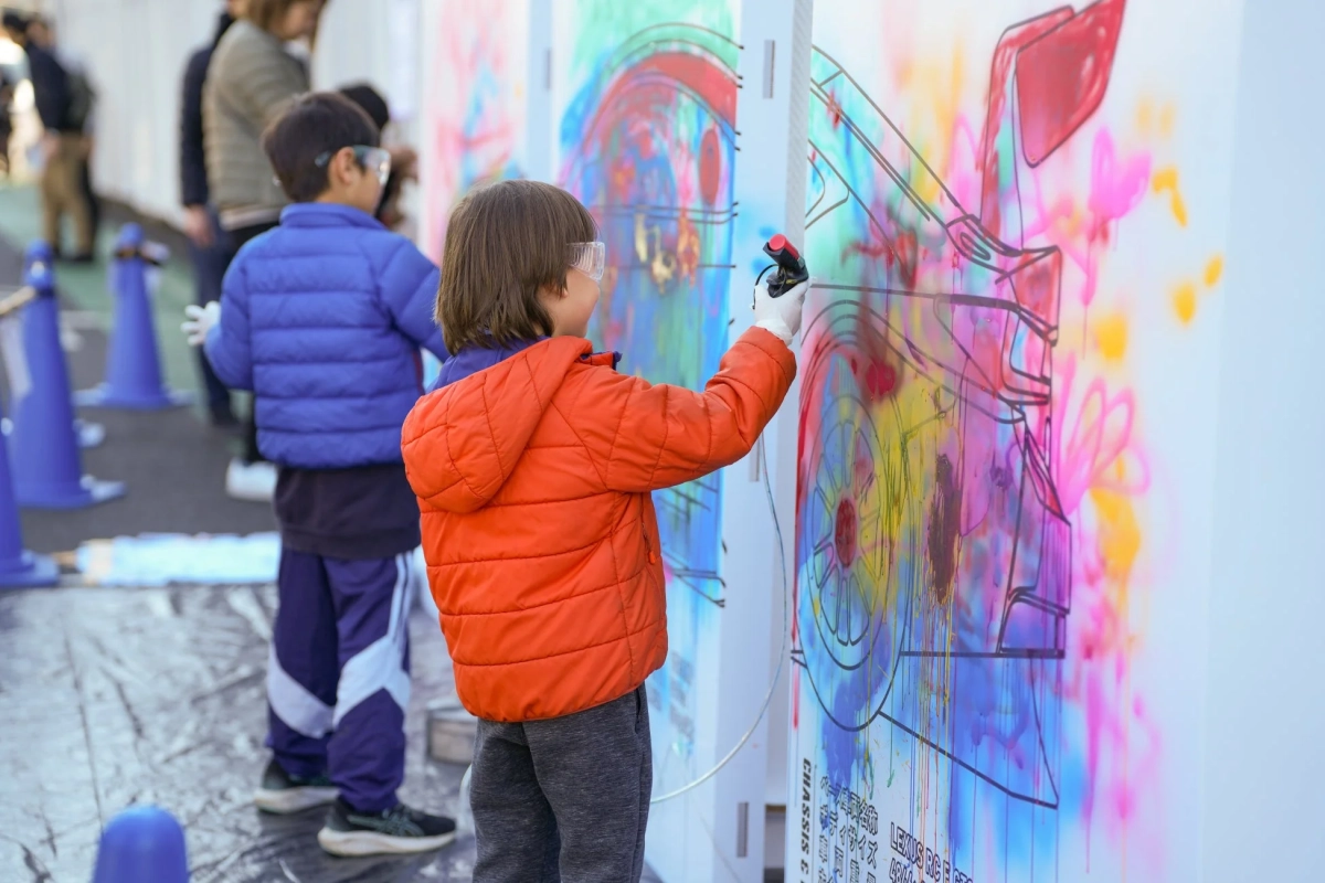 スプレーアートを楽しむ子ども
