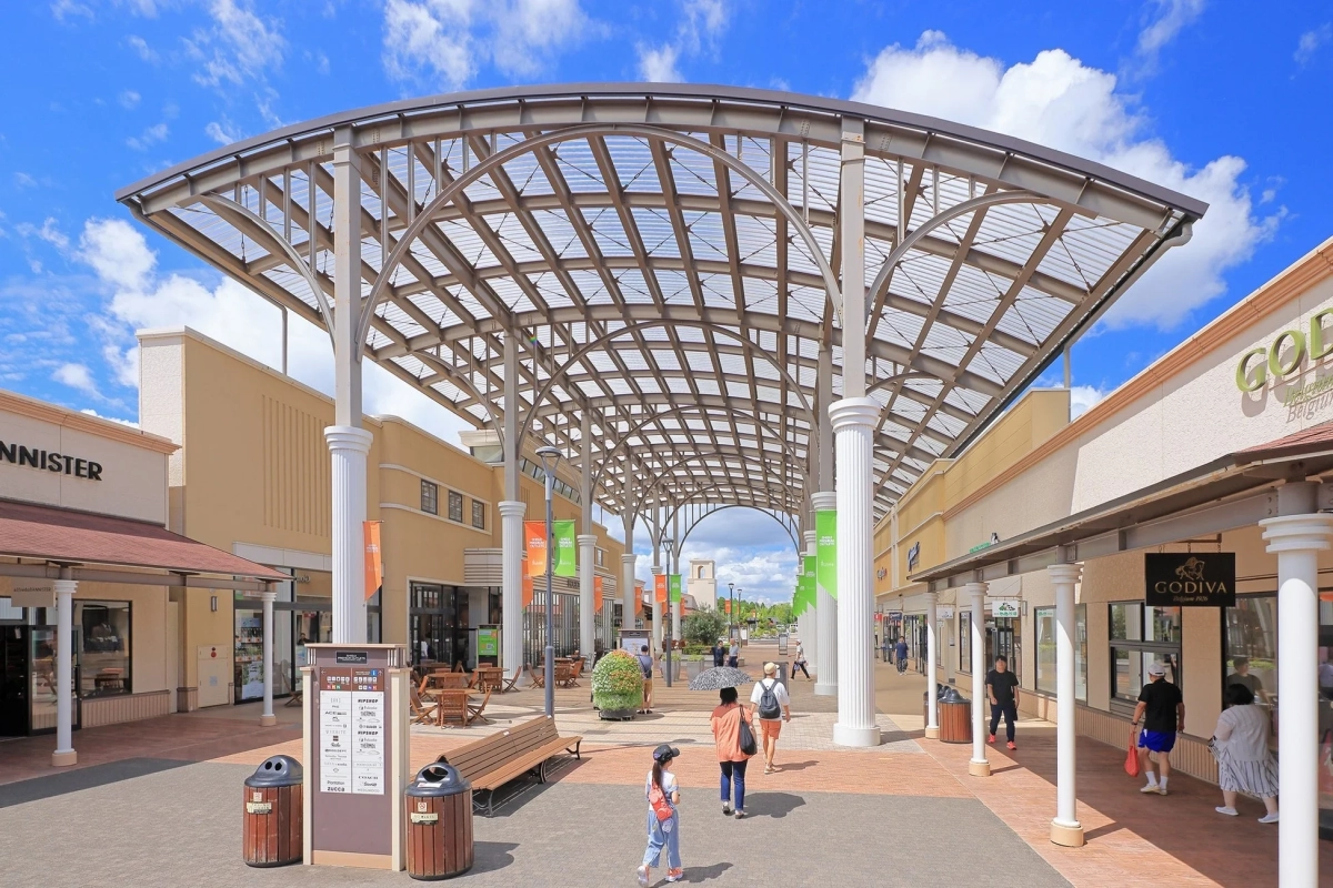 晴れた日の酒々井プレミアム・アウトレットの賑わい