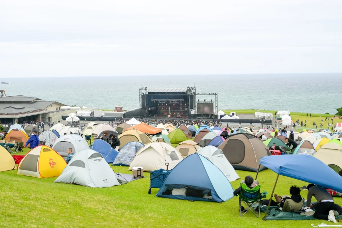 昨年の様子（テントと海）