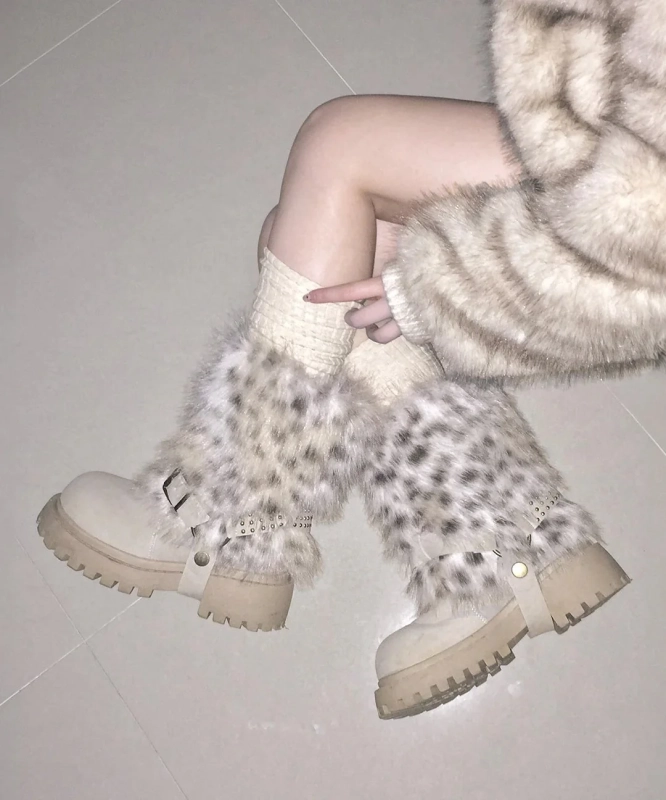 ファーコートとレオパード柄レッグウォーマー