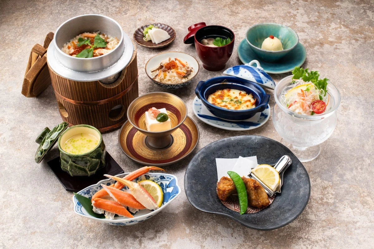 様々な種類の料理が美しく盛り付けられた豪華な和食のセット