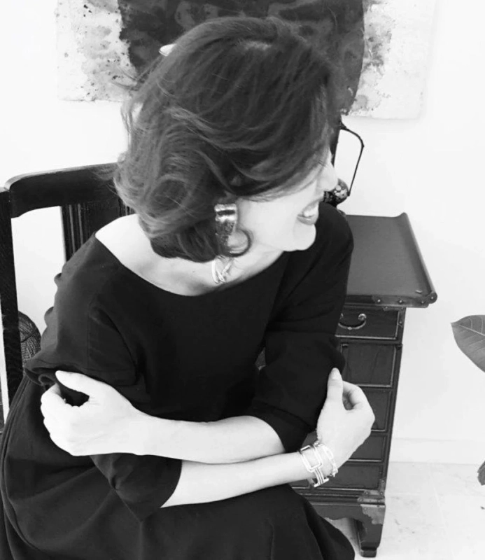 女性、ポートレート、モノクロ、笑顔、ショートヘア、黒い服、アクセサリー、エレガント、屋内