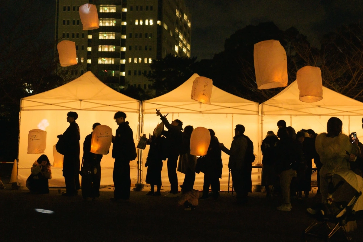 夜空に舞い上がるスカイランタン