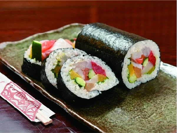 色とりどりの具材が詰まった太巻き寿司
