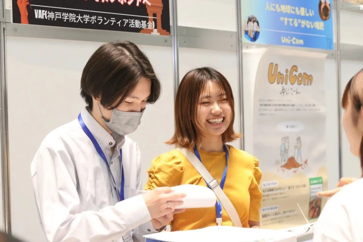 学生団体ブースでの展示と笑顔