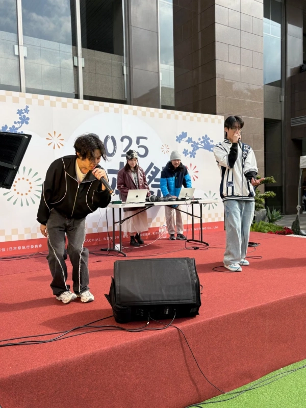 ステージでのバンドパフォーマンス