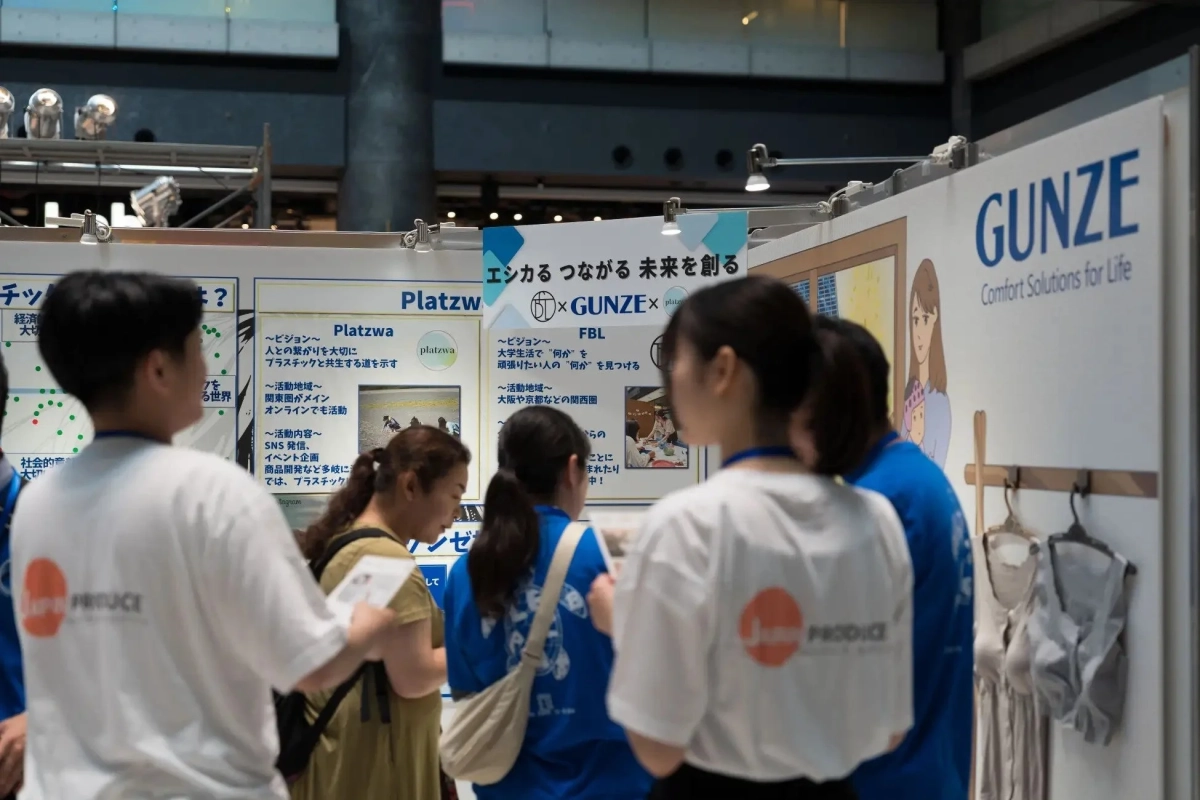 共創プロジェクトブースでの企業と学生の展示