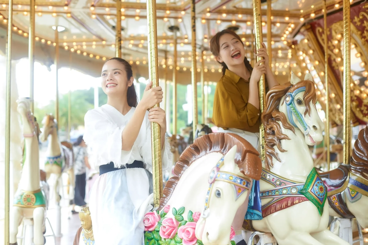 メリーゴーランドで楽しむ女性