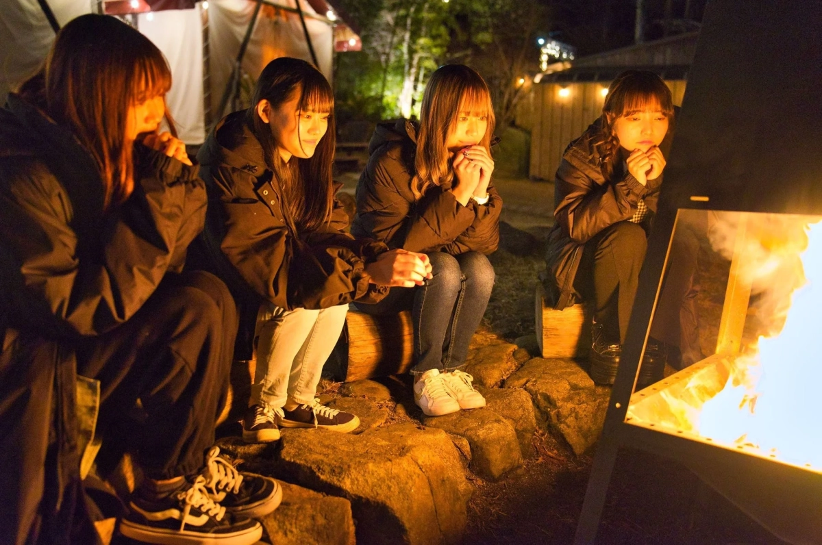 焚き火を囲む女性たち