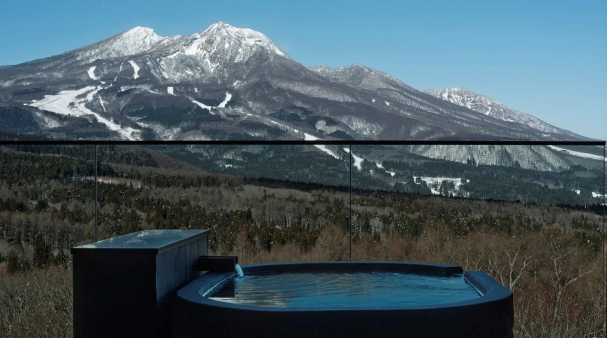 雪山を望む露天風呂