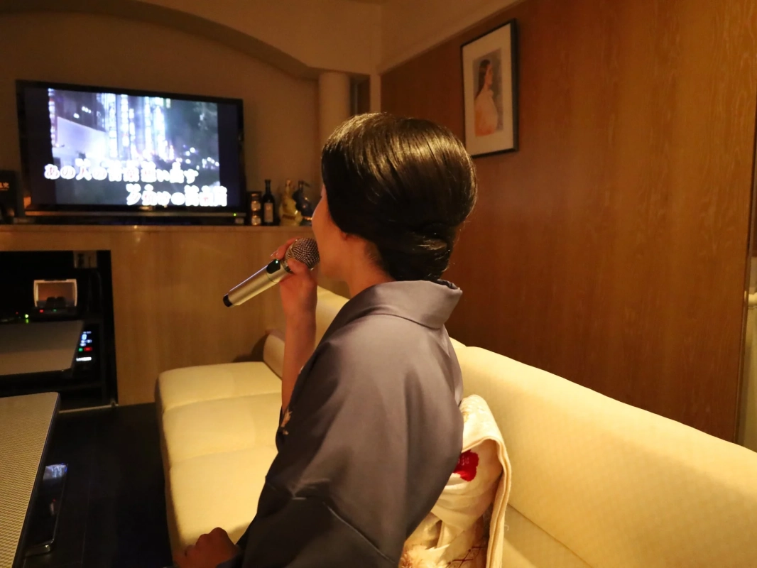 カラオケを楽しむ着物の女性