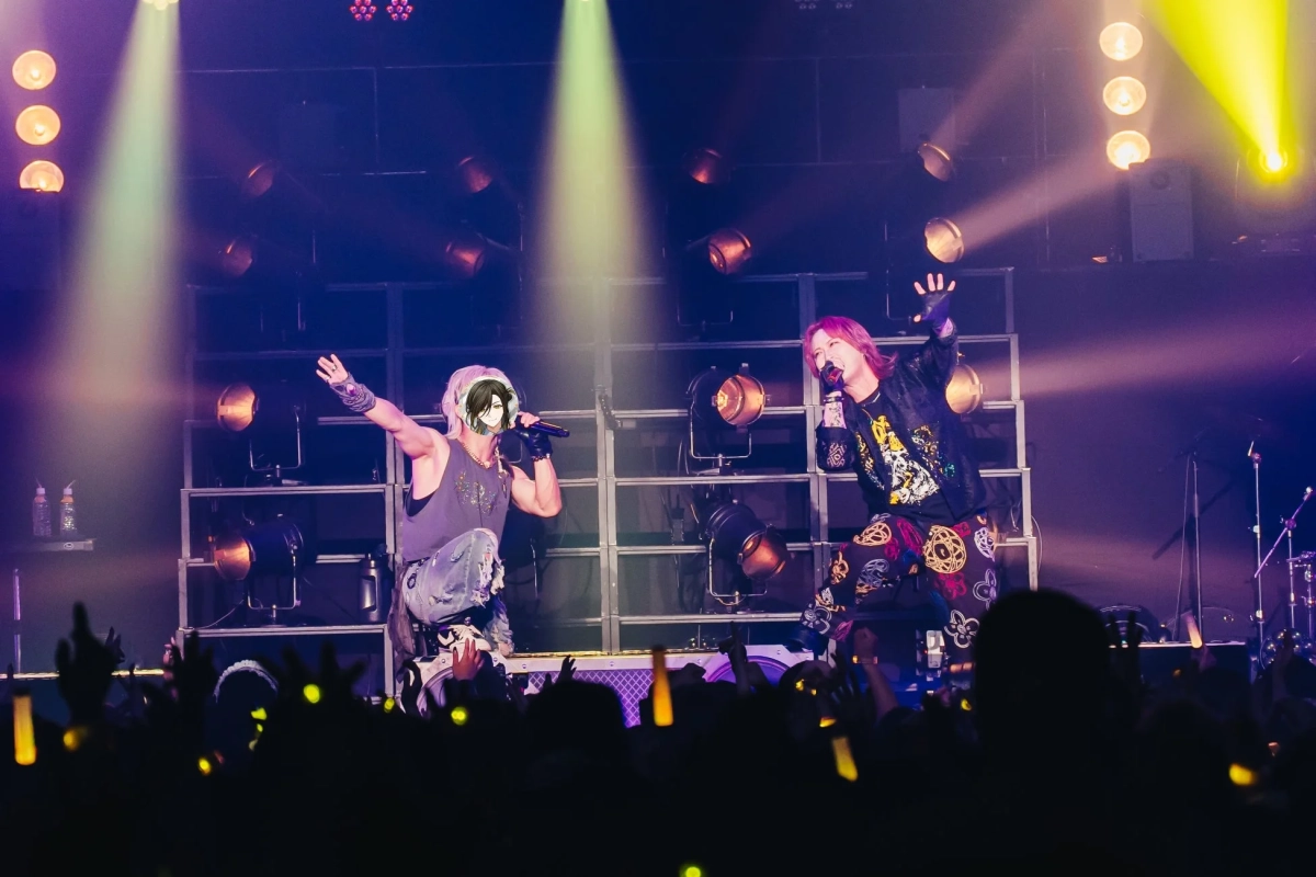 ステージで熱唱する2人のパフォーマー