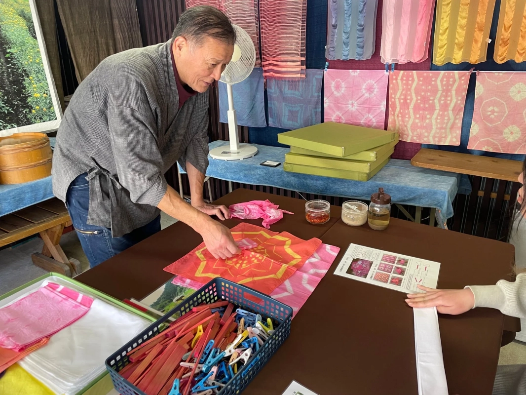 ワークショップで男性が絞り染めを実演している様子