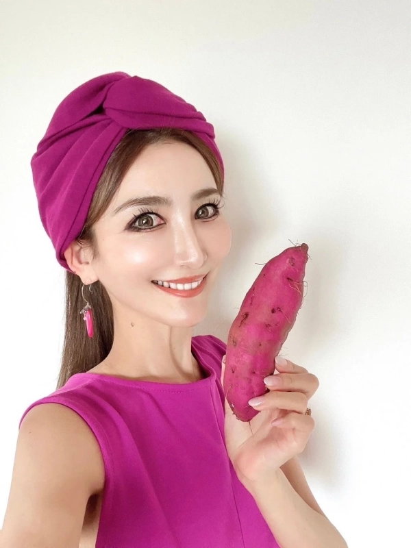 フューシャ色のターバンを巻いた鈴木絢子さん