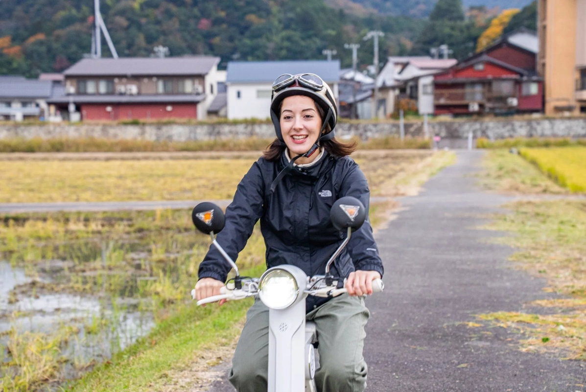 女性,スクーター,ヘルメット,笑顔,田舎道,田んぼ,秋,運転,旅行,日本