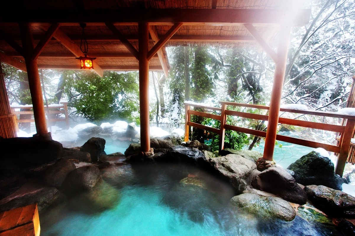 雪が降り積もる冬の美しい露天風呂の風景