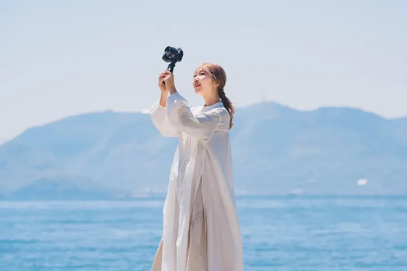 カメラを構えるAYUMIさん