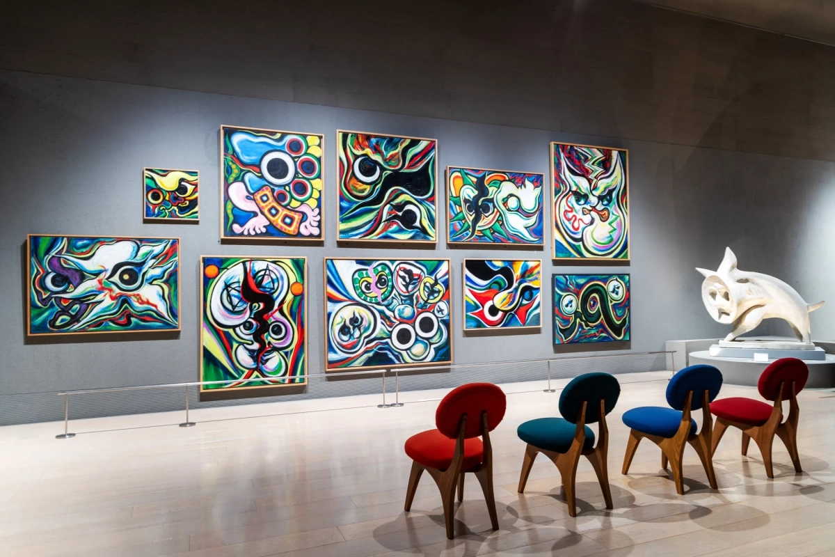 現代的な美術館の展示風景