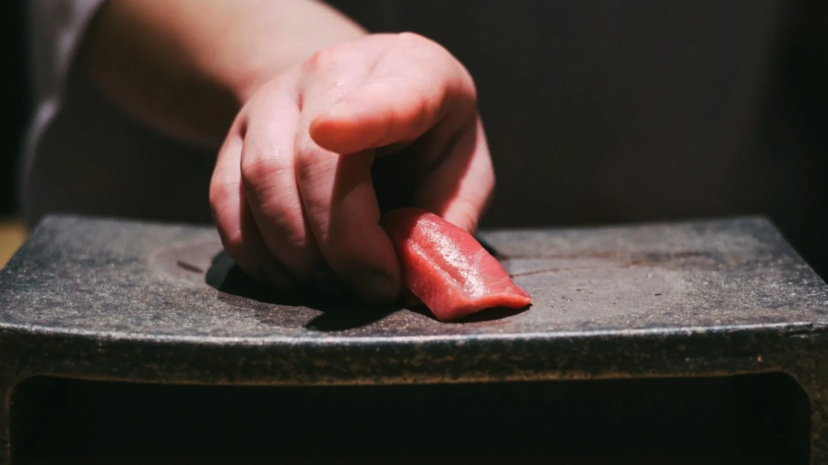 職人が魚を捌く様子