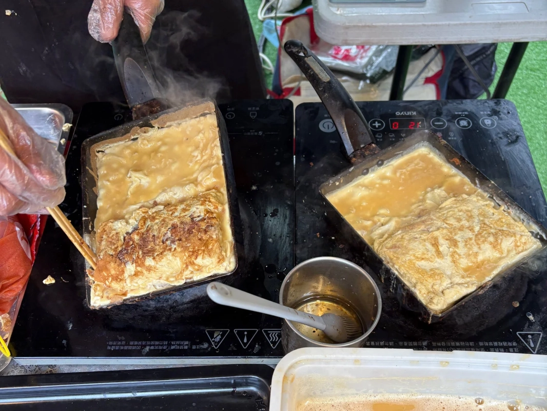 玉子焼きを調理する様子