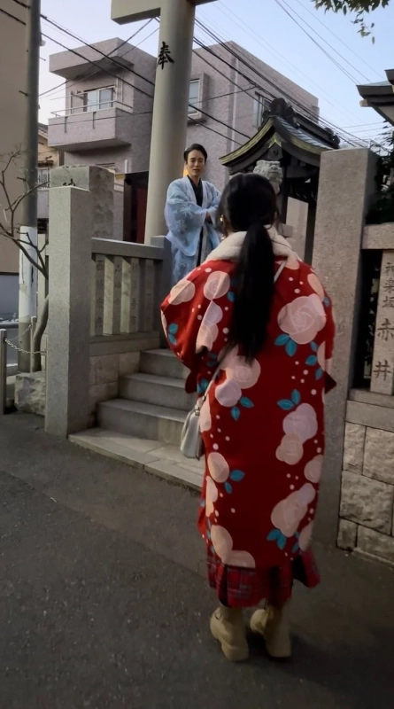 神楽坂の街を歩く参加者の後ろ姿