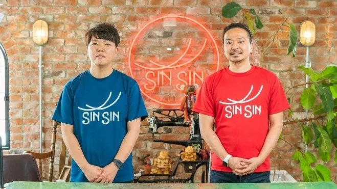 SIN SIN Tシャツの男性二人