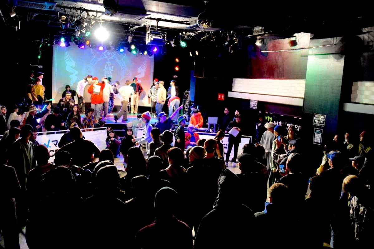 カラフルな照明のライブ会場