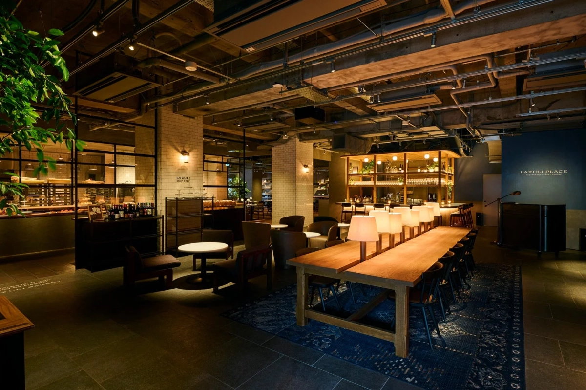 LAZULI PLACEとLAZULI BAKERYを併設した、モダンで落ち着いた雰囲気のレストラン・カフェ・ラウンジ