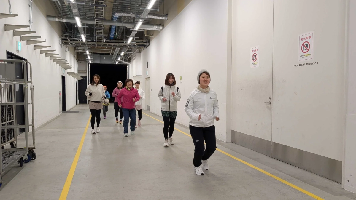 屋内廊下ジョギング（女性）