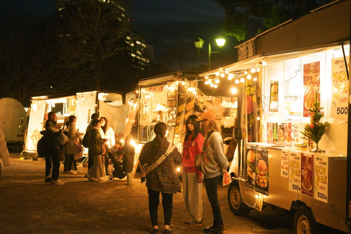 様々な料理を提供するフードトラック