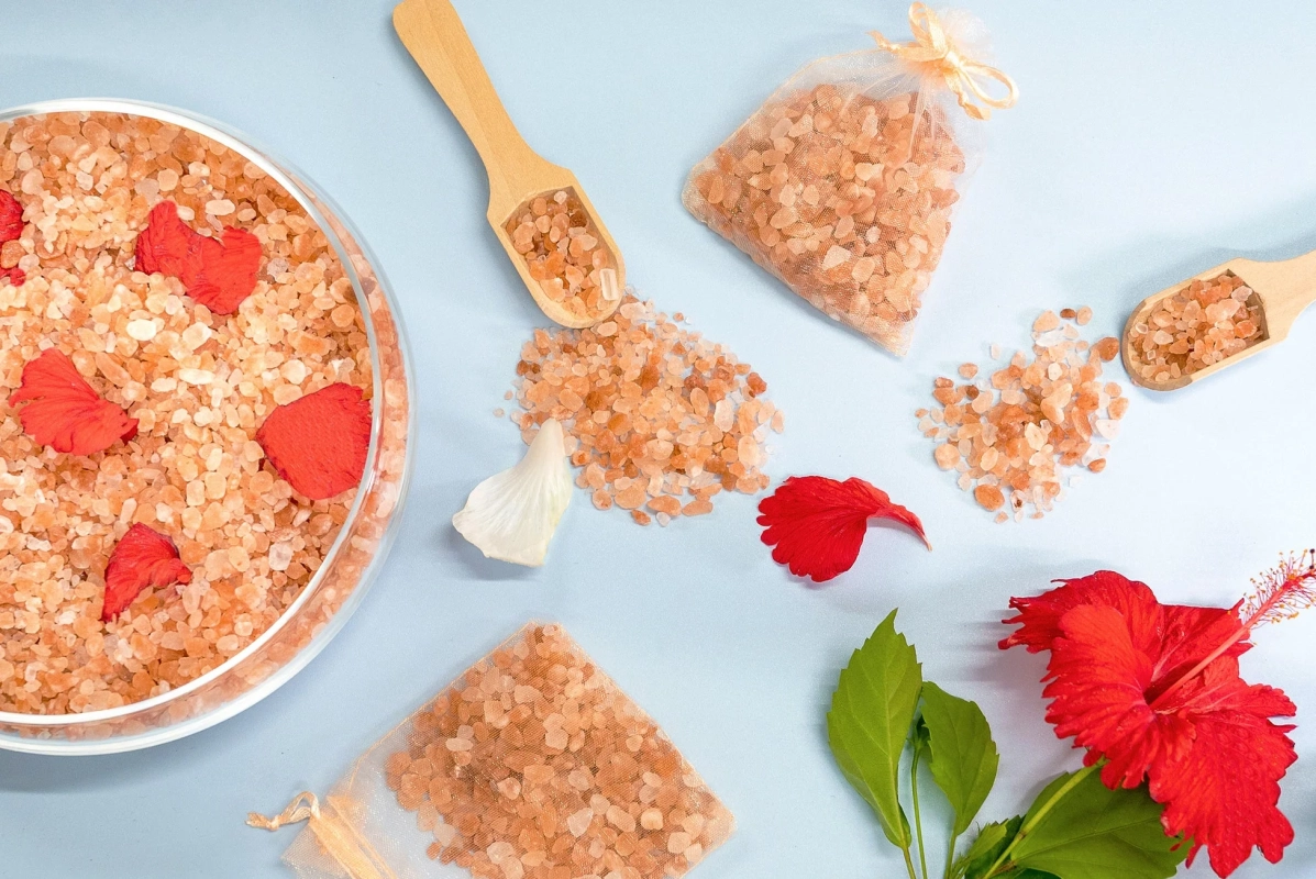 バスソルトと花びら