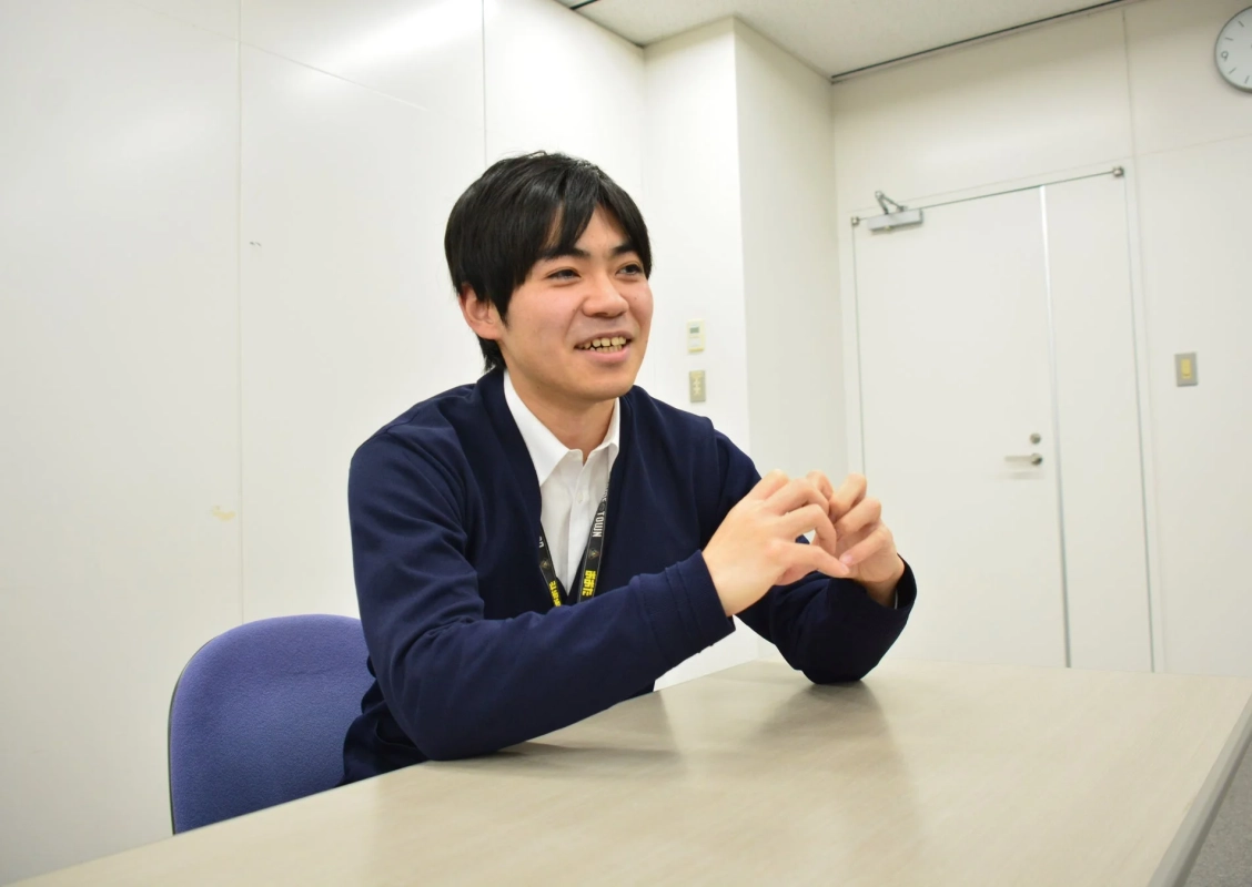 インタビュー中の男性