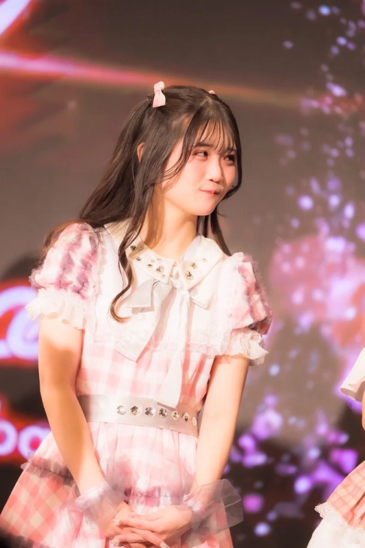 可愛らしい衣装で歌唱するメンバー