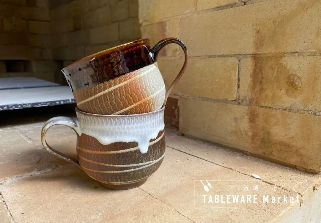 手作りの温かみのある陶器のマグカップ