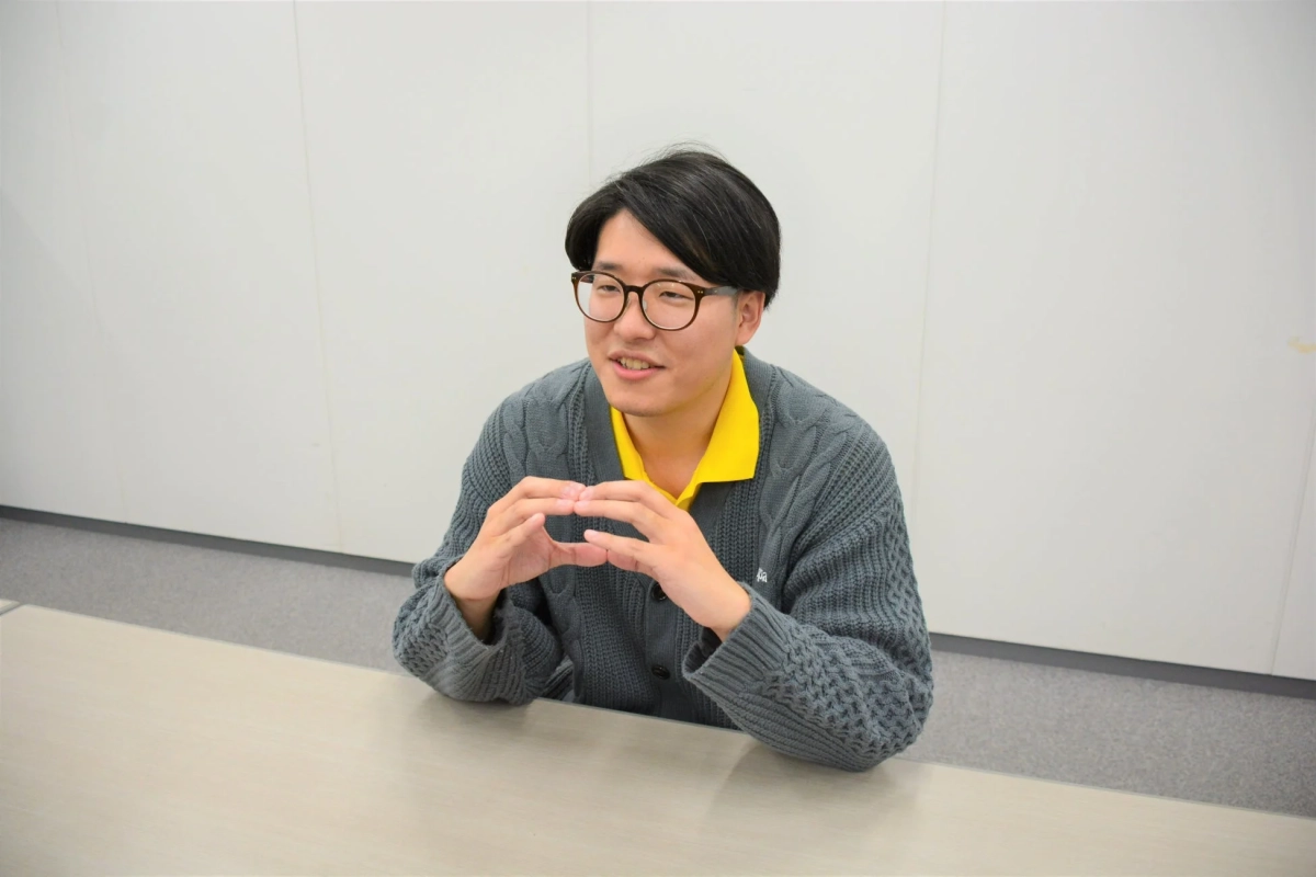 インタビュー中の男性