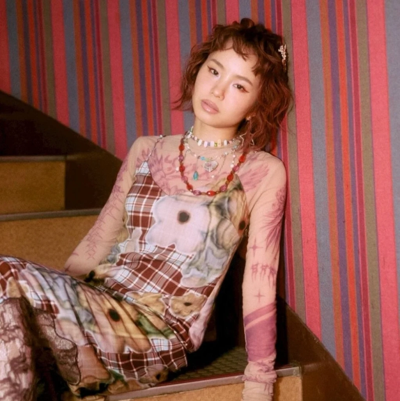 階段に座りカメラを見つめる若い女性のポートレート