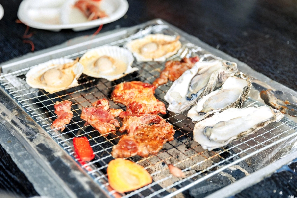 炭火のグリルで焼かれる海鮮と肉