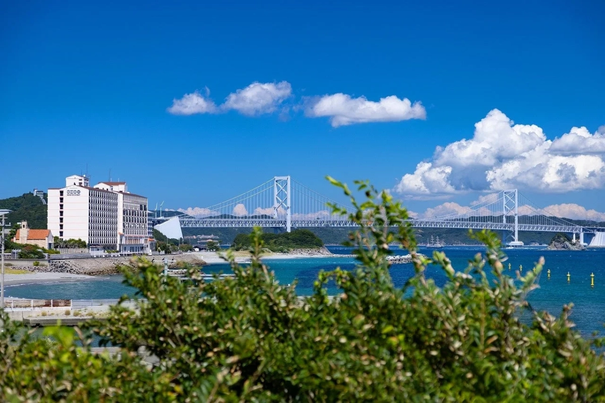 橋,吊り橋,海,青空,雲,ホテル,建築物,景色,観光,リゾート,夏,瀬戸内海