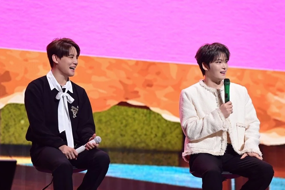 ステージ上で談笑するJAEJOONGさんとXIAさん