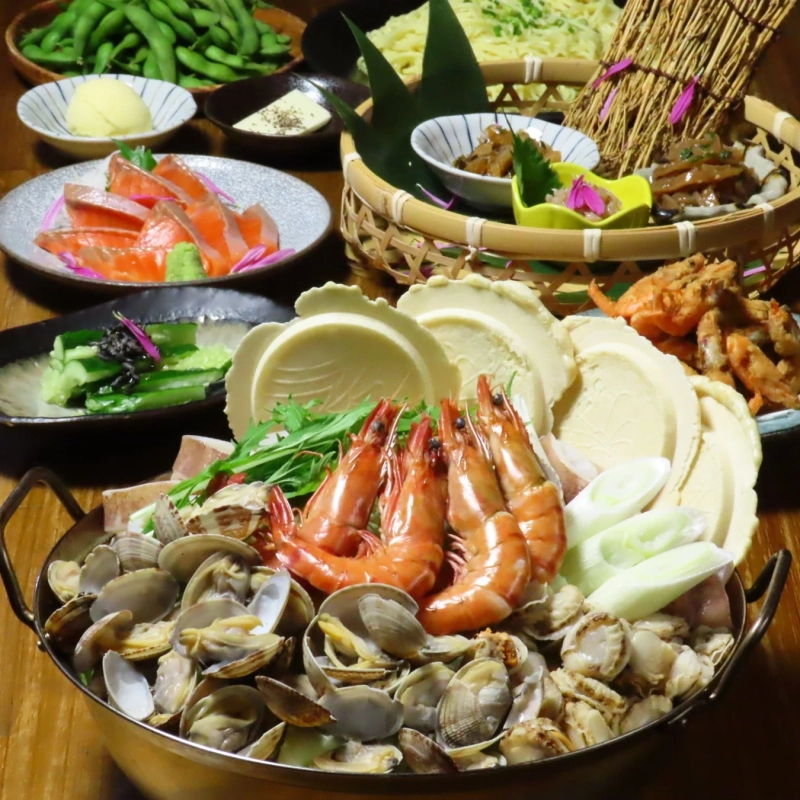 豪華な海鮮鍋と和食の食卓