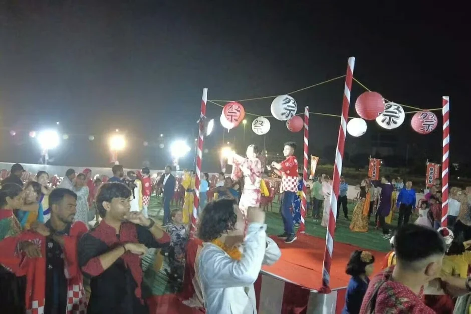 夜の盆踊りの様子