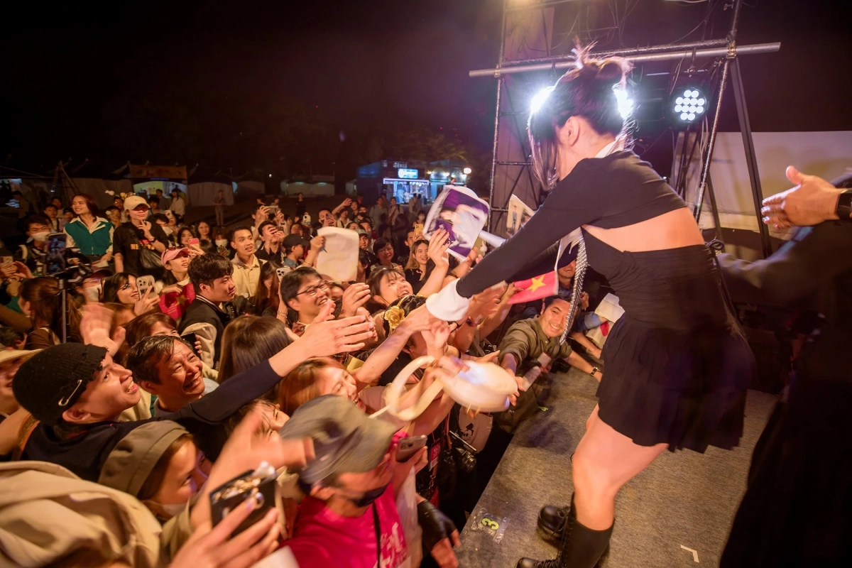 熱気あふれるライブ会場の様子