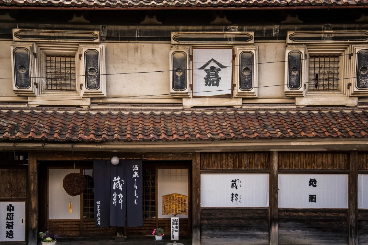 瓦屋根と木造の伝統的な日本家屋の酒蔵