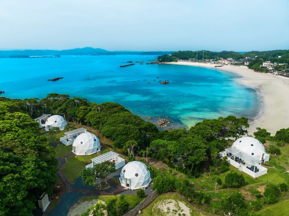 海と白いドーム型宿泊施設