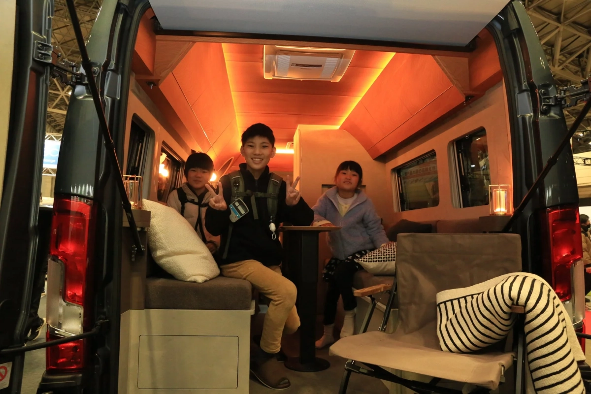 キャンピングカー車内の子供たち