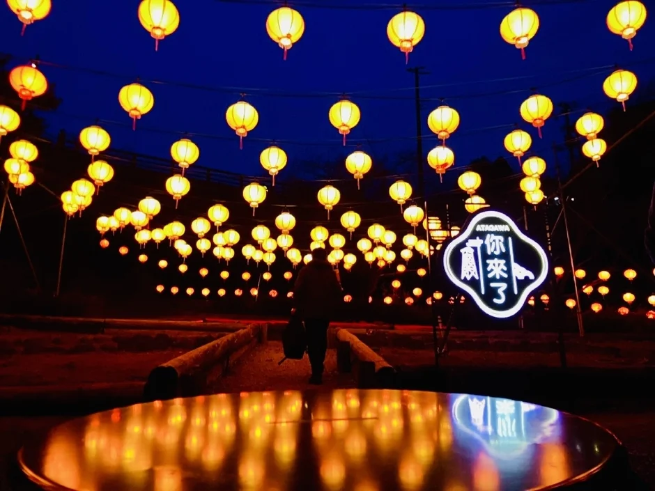 熱川の提灯が輝く夜の街並み