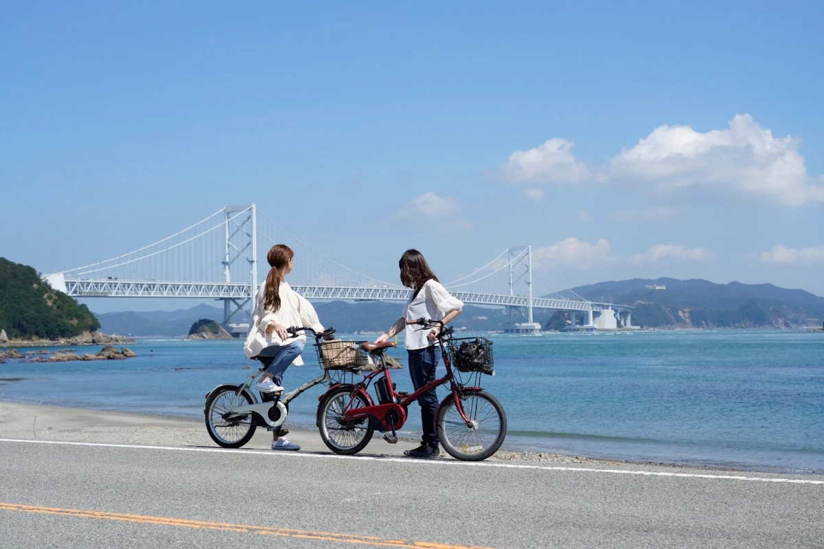 海,自転車,橋,女性,サイクリング,観光,晴れ,風景,海岸,休日
