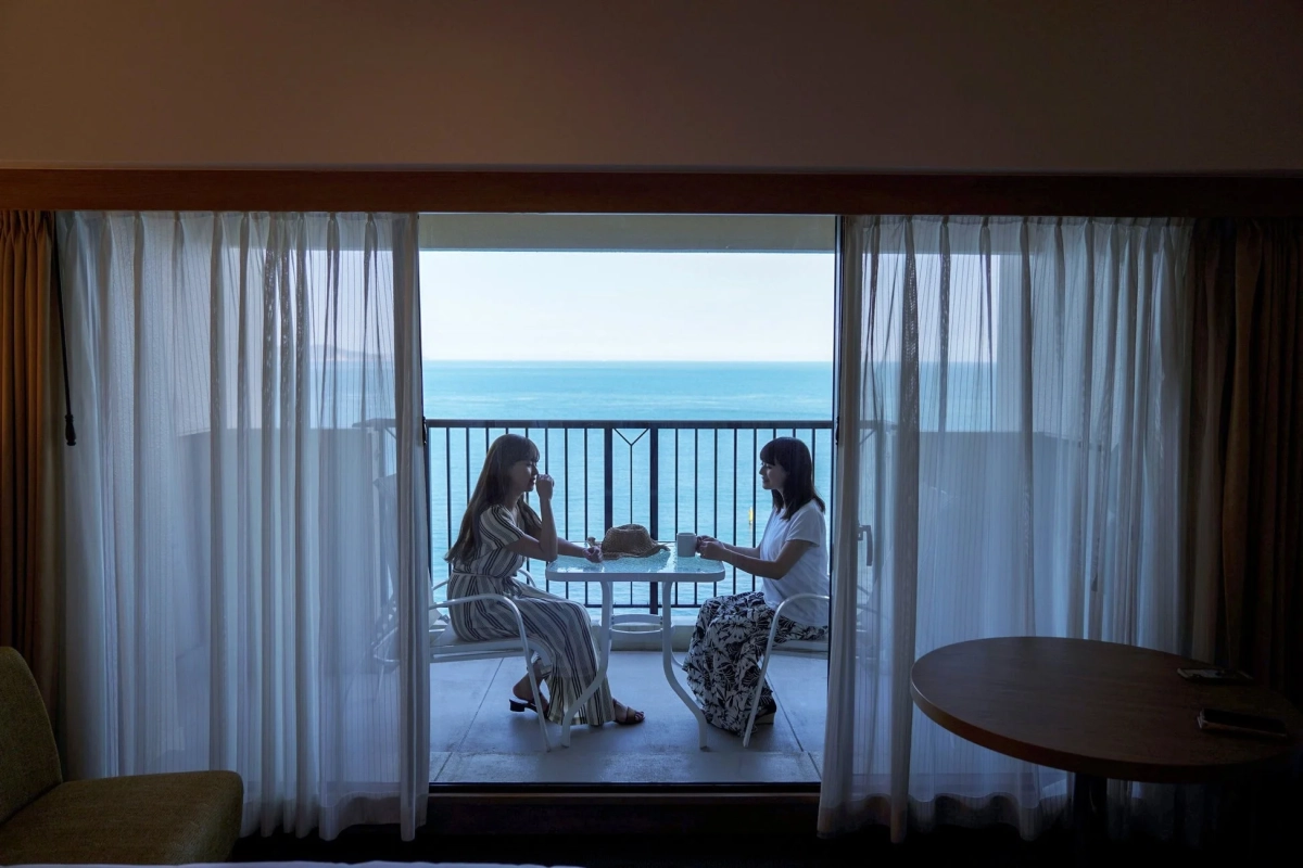 ホテル,バルコニー,海,女性二人,リゾート,休暇,会話,景色,窓,カーテン,テーブル,椅子
