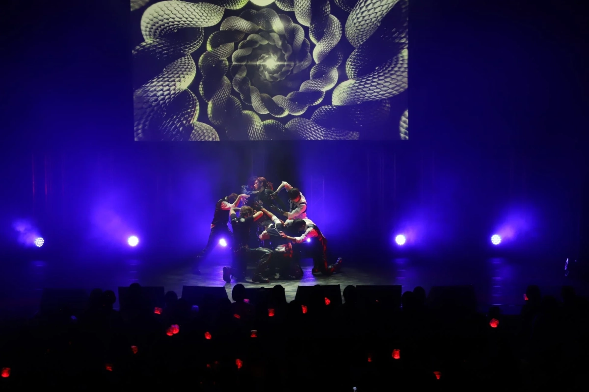 青い照明のステージでのパフォーマンス写真