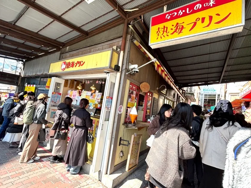 熱海プリンの店舗前で人々が列をなしている様子